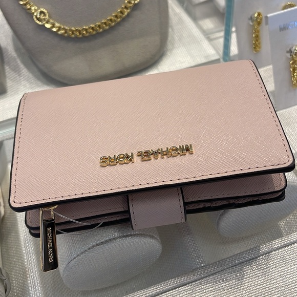 Michael Kors Medium Saffiano Leather Wallet
Powder Blush
NWT - Picture 16 of 16